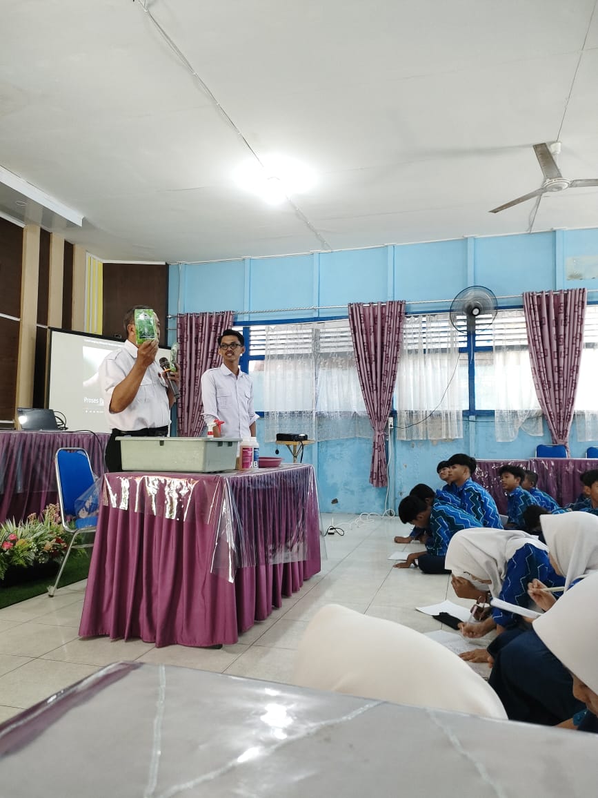 GAYA HIDUP BERKELANJUTAN : SISWA KELAS VII  SEMAI BIBIT KANGKUNG DENGAN TEKNIK HIDROPONIK