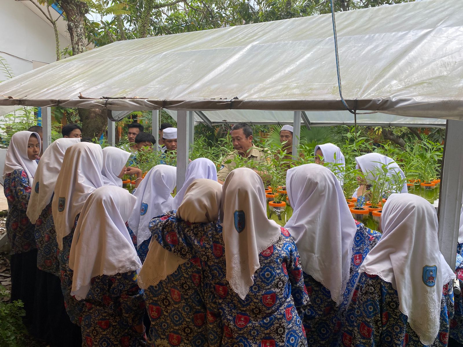 GAYA HIDUP BERKELANJUTAN : SISWA KELAS VII LAKUKAN PEMELIHARAAN RUTIN