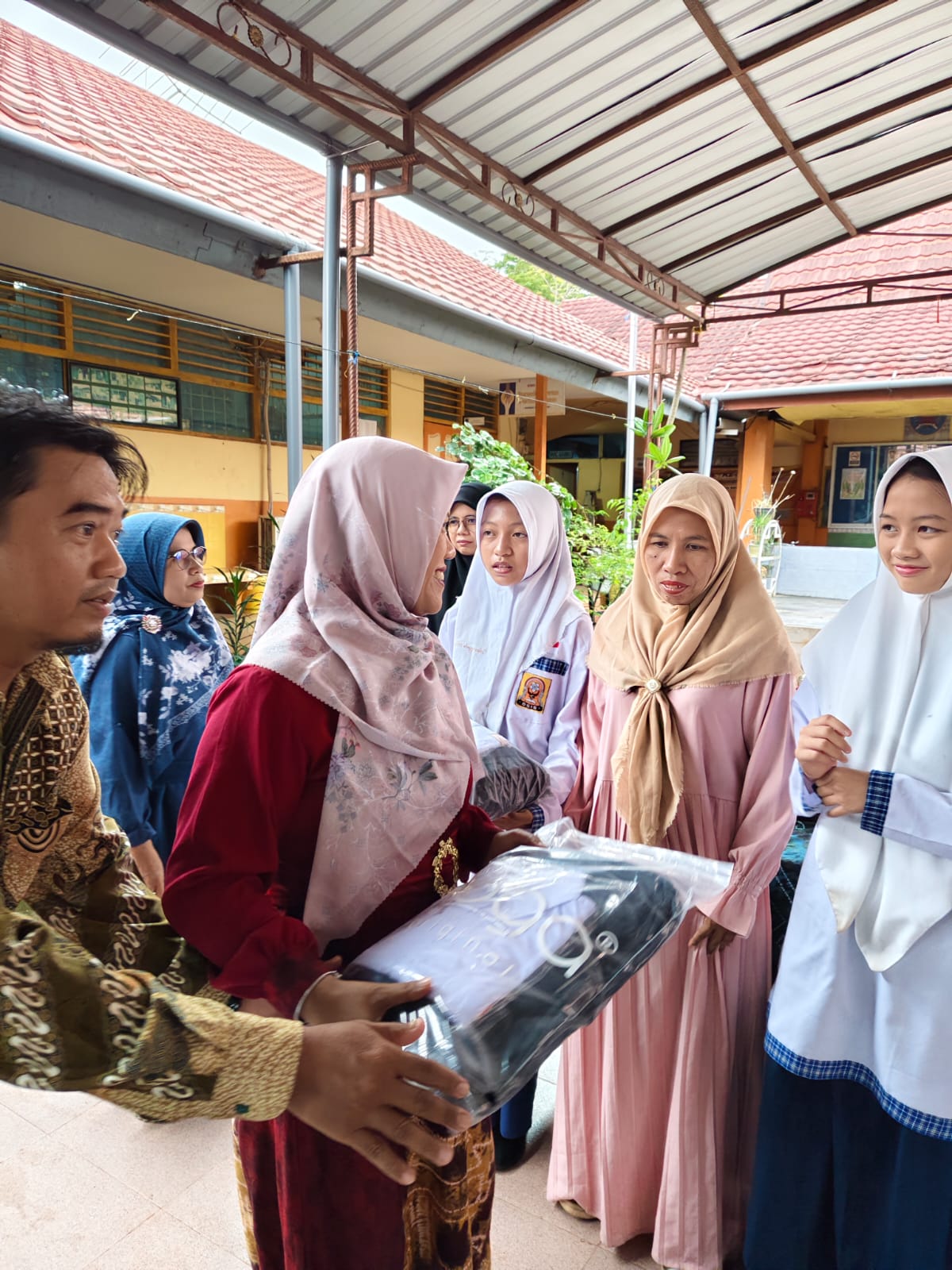 Penyerahan Bantuan Perlengkapan Sekolah dari Walikota Banjarmasin