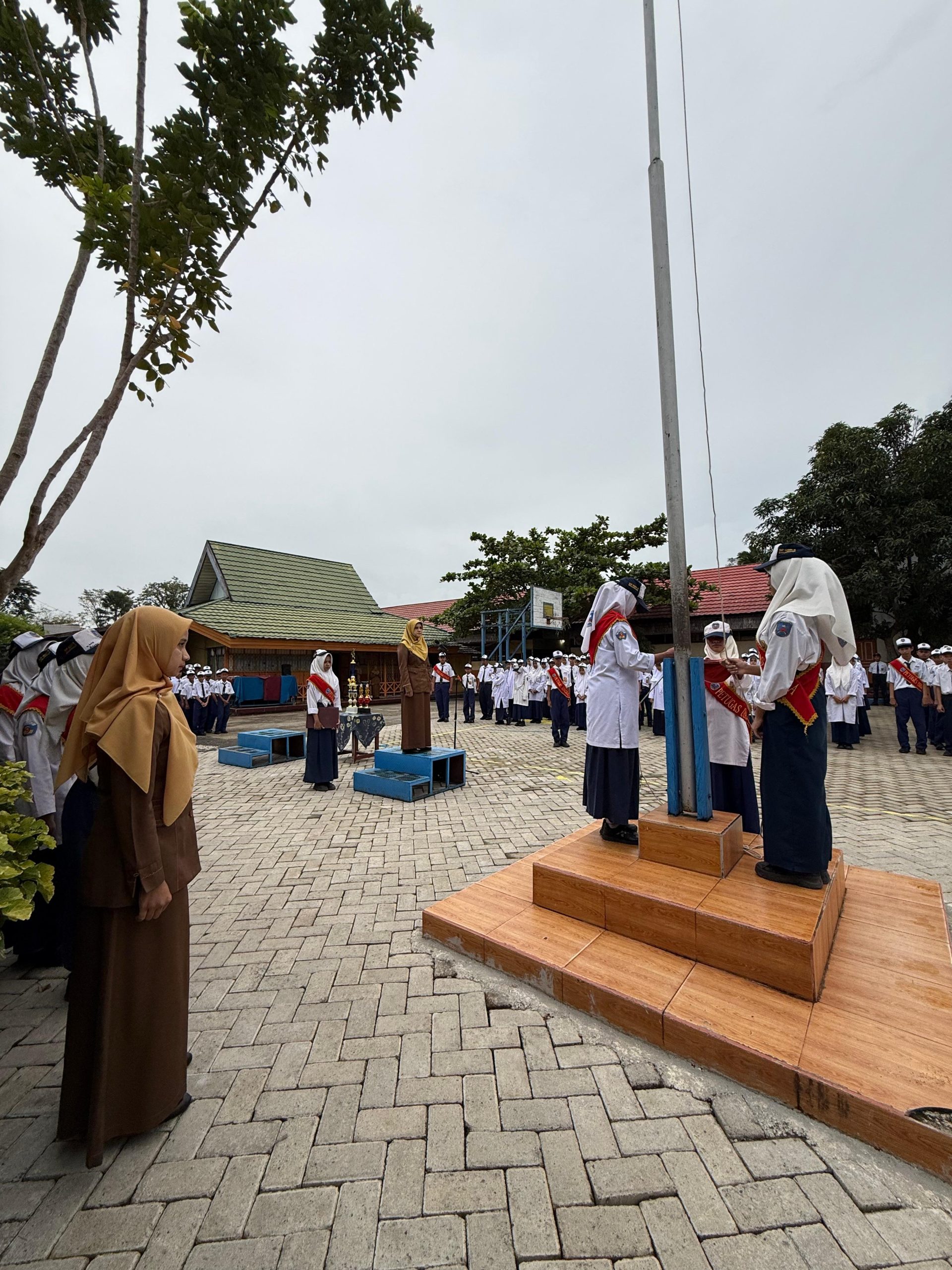 Upacara Senin: Semangat Baru Bersama Kepala Sekolah dan Apresiasi Prestasi Siswa