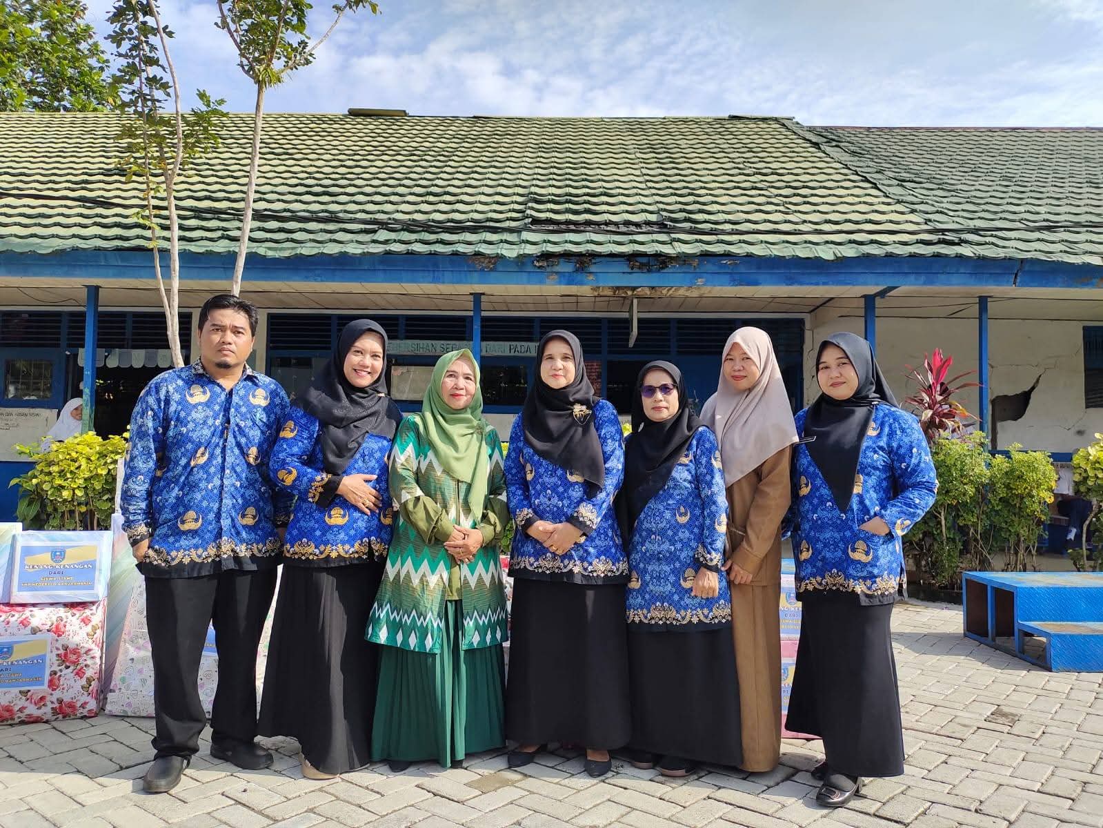 Perpisahan Penuh Haru di Upacara Senin: Lima Guru Terbaik Pamit Tugas