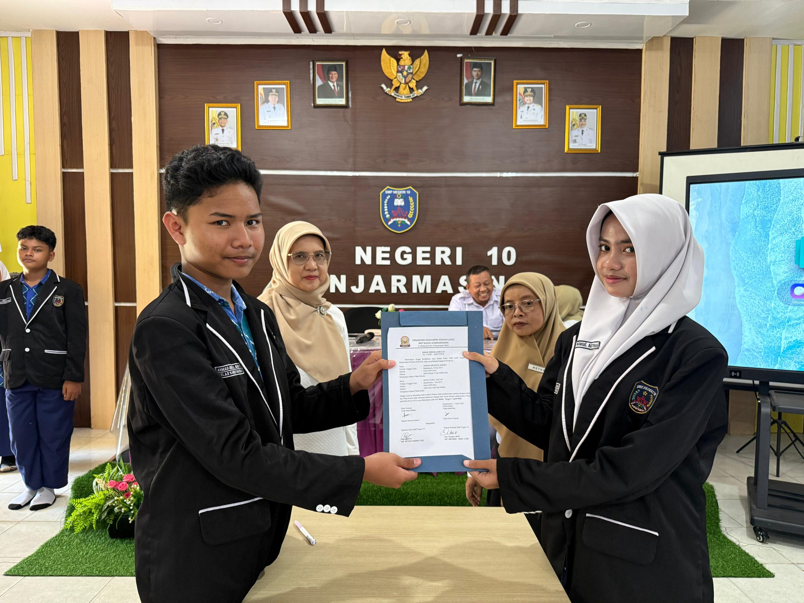 Estafet Kepemimpinan Baru: Pelantikan dan Serah Terima Jabatan OSIS SMPN 10 Banjarmasin 2026/2027