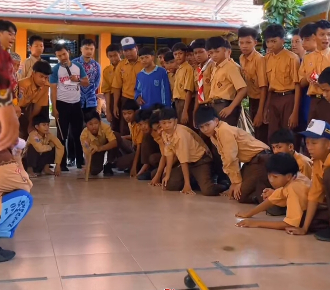 Peringatan Hari Anak Nasional 2026 di SMPN 10 Banjarmasin: Lestarikan Permainan Tradisional