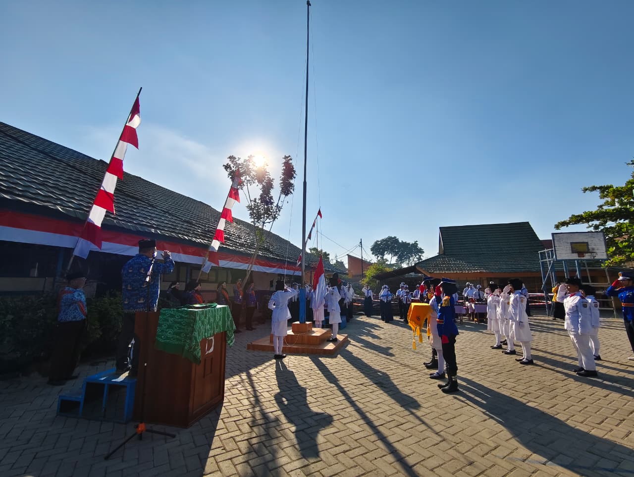 Junjung Tema “Indonesia Berdaulat Adil dan Makmur”, SMPN 10 Banjarmasin Gelar Upacara HUT ke-81 RI