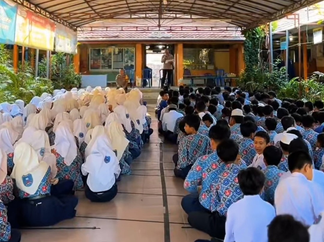 Cegah Kenakalan Remaja dan Narkoba, Kasat Binmas Polresta Banjarmasin Beri Pembinaan di SMPN 10