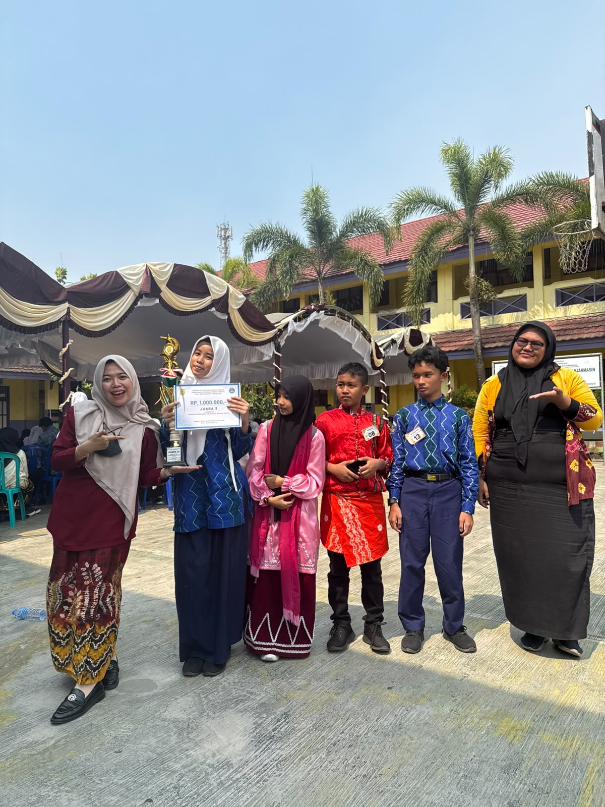 SMPN 10 Banjarmasin Kembali Boyong Piala dalam Lomba Baca dan Cipta Puisi Jenjang SMP
