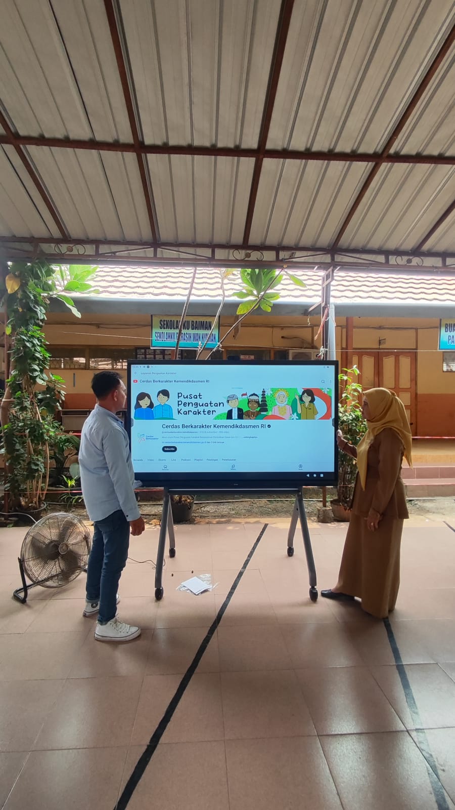 Dukung Digitalisasi Sekolah, SMPN 10 Banjarmasin Terima Bantuan 5 Unit TV Interaktif Merah Putih dari Pemerintah